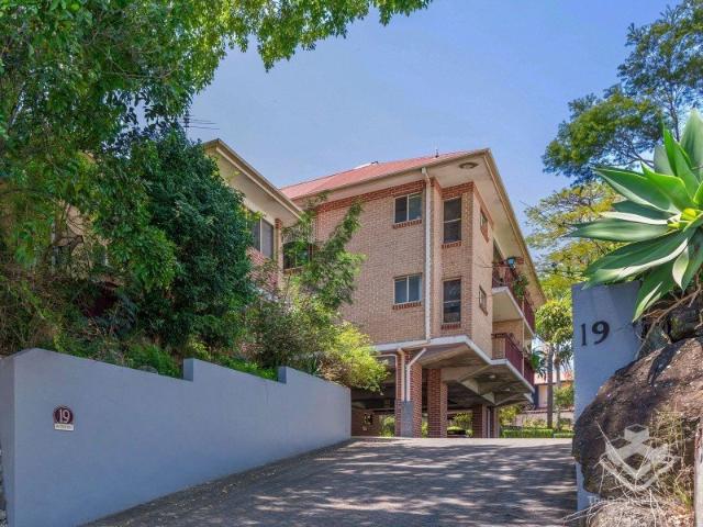 Beautiful 2 Bedroom Unit in Prime Red Hill Location