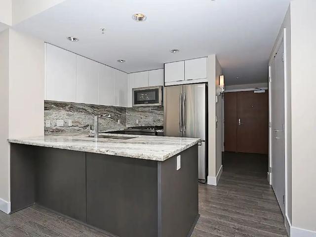 Beautiful 2 Bedroom, 2 Bath + Den West Facing Unit November Free — 2 Bedrooms+ Den Condo Unit