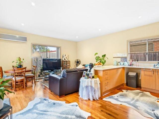 Beautiful 2 bedrooms Unit with 1 bathroom and a single parking space in prime area
