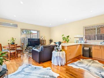 Beautiful 2 bedrooms Unit with 1 bathroom and a single parking space in prime area