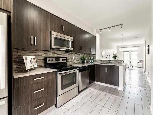 Beautiful 2 Beds/2.5 Baths Townhouse for Rent in SE Calgary
