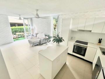 Beautiful 2 storey 2 bedroom Townhouse in St Lucia near University of Queensland Shopping, Trains, Busses & Ferry