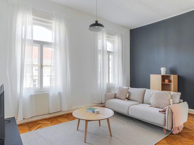 Beautiful 2BR, Mariahilf, fully furnished incl. elevator and washing machine