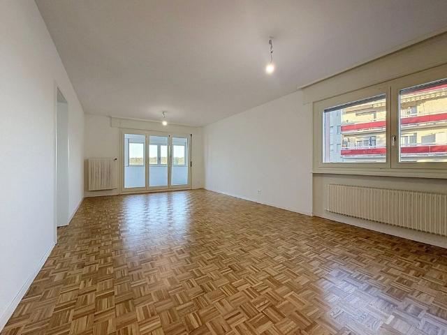 Beautiful 4.5 room apartment completely renovated with large living room and family friendly setting