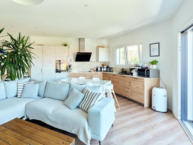 Beautiful 4.5 room apartment in a small residence
