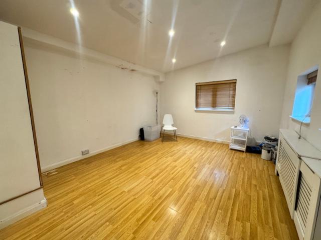 Beautiful 4 Bed Property | Prime Barnes Location