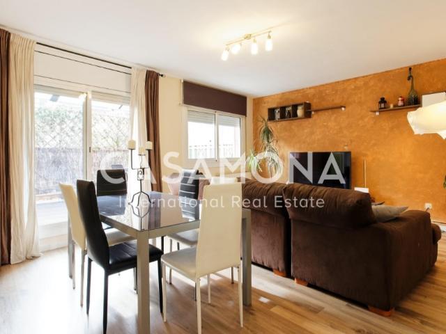 Beautiful 4 Bedroom Atico Apartment in Horta Guinardó with Private Terrace