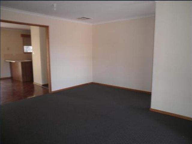 BEAUTIFUL 4 BEDROOM CLOSE TO SCHOOLS & SHOPS