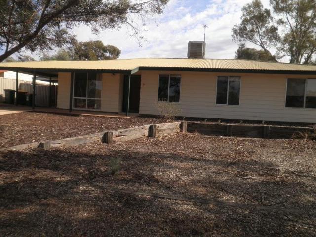 BEAUTIFUL 4 BEDROOM CLOSE TO SCHOOLS & SHOPS