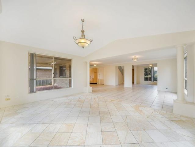 Beautiful 4 Bedroom Family Home in Quiet Horningsea Park Cul De Sac
