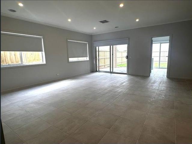 BEAUTIFUL 4 BEDROOM FAMILY HOME IN RIVERFIELD ESTATE!