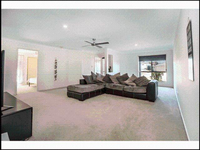 BEAUTIFUL 4 BEDROOM FAMILY HOME WITH POOL AND AIR CONDITIONING