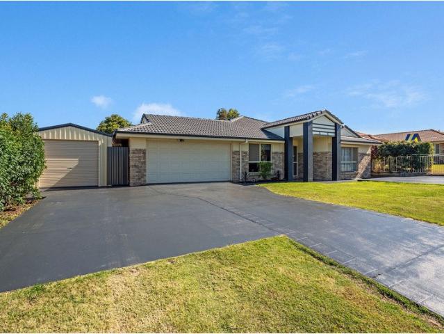 BEAUTIFUL 4 BEDROOM FAMILY HOME WITH POOL AND AIR CONDITIONING