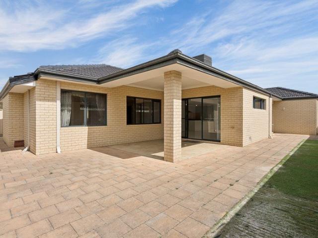 Beautiful 4 bedroom family house with School district