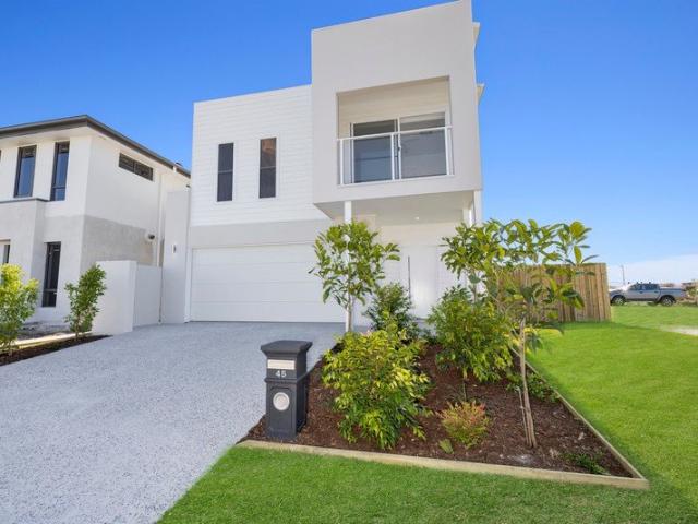 Beautiful 4 Bedroom Home in Pelican Waters