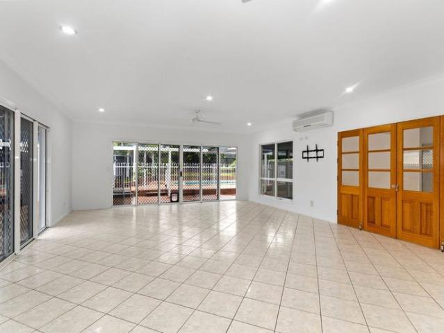 BEAUTIFUL 4 BEDROOM HOME SITUATED IN RIVERSIDE GARDENS + POOL + MOMENTS FROM PARKLANDS AND ROSS RIVER!
