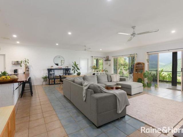 Beautiful 4 bedroom home with picturesque views