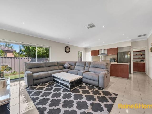 Beautiful 4 Bedroom house in Cranbourne East with Solar panels installed!