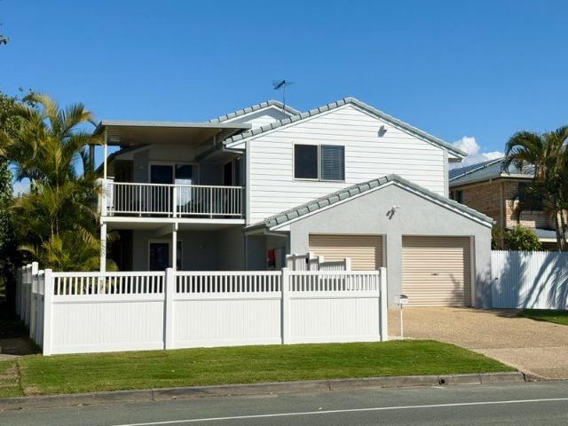 Beautiful 4 bedroom renovated family home. Bring the kids, pets, boat and caravan!