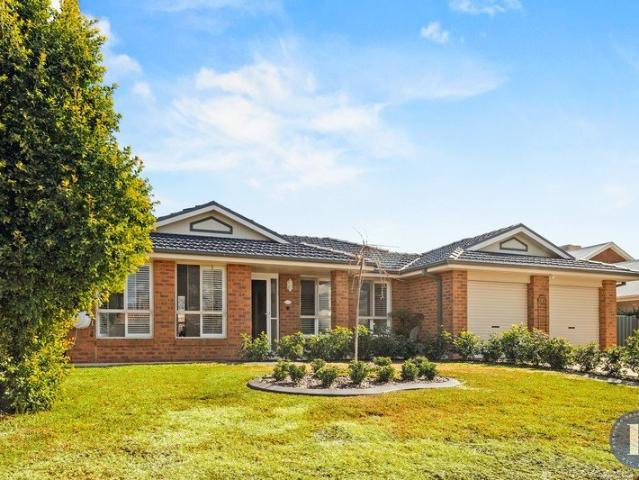 Beautiful 4 Bedroom Spacious Family Home In Parkes