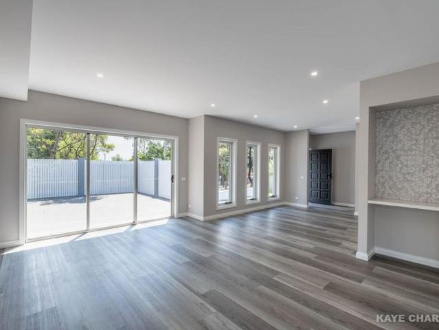 BEAUTIFUL 4 BEDROOM TOWNHOUSE IN BEACONSFIELD UPPER