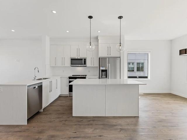 Beautiful 4 bedroom Townhouse in Chestermere!