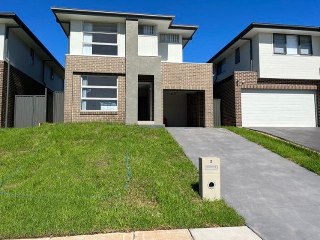 Beautiful 4 bedrooms plus 1 Media/5th bedroom house in Leppington for lease!