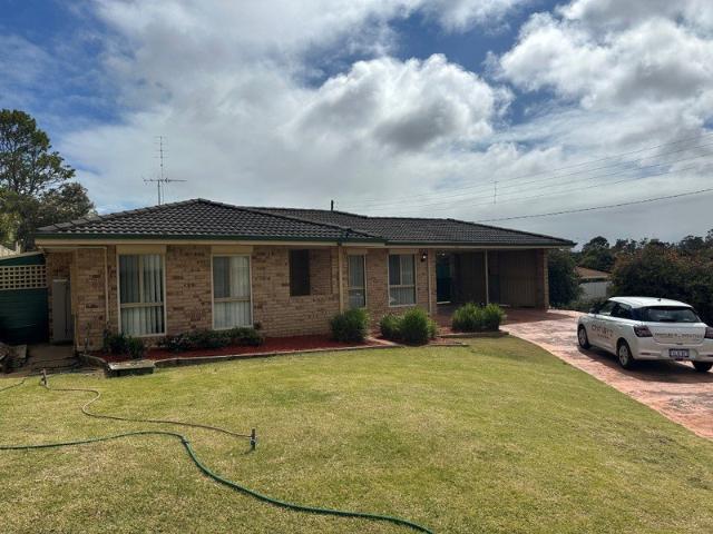 Beautiful 4x2 brick and tiled home
