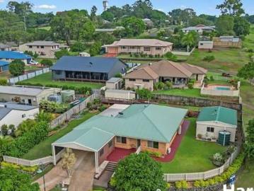 BEAUTIFUL 5 BEDROOM FAMILY HOME