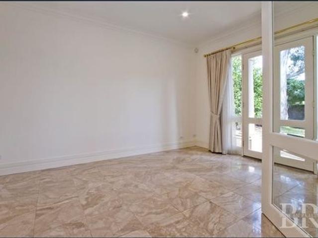 Beautiful 5 Bedroom Home in a fantastic Location!