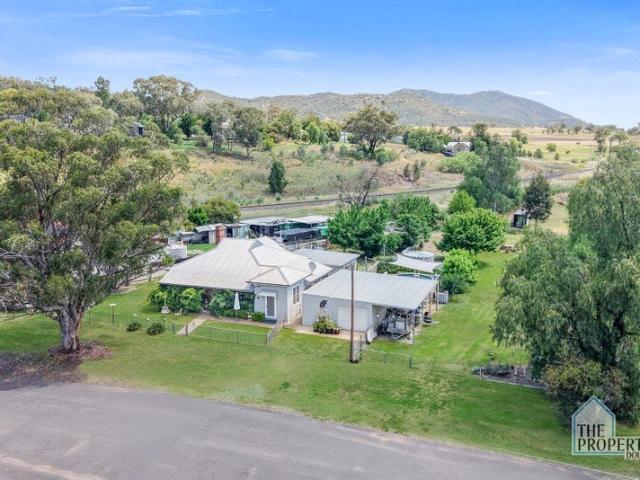 Beautiful 5 bedroom home on over 3,000sqm of land just 20 minutes from Tamworth. What are you waiting for?