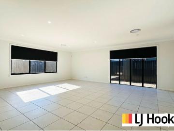Beautiful 5 Bedroom Home Walk to Shops!