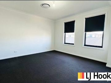 Beautiful 5 Bedroom Home Walk to Shops!