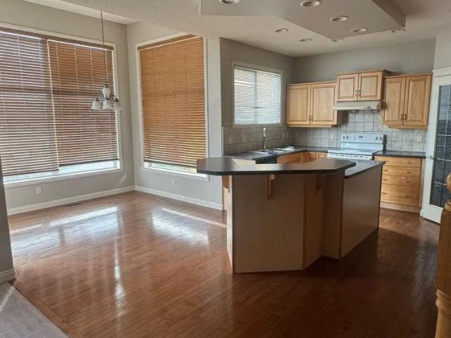 Beautiful 5 BR Main Floor Double Garage House — 5 Bedrooms House