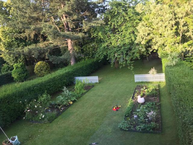 Beautiful 6 Bedroom Family Home with South Facing Garden