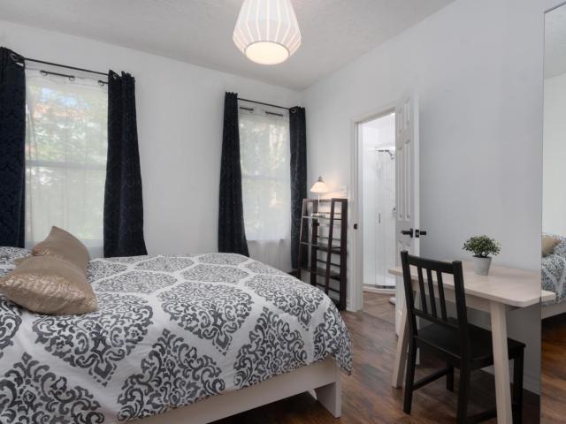 Beautiful 6 bedroom Victorian House close to the University of Toronto