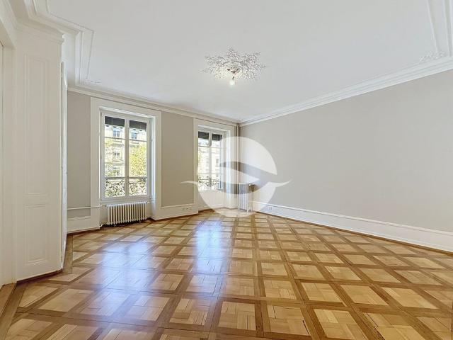 Beautiful 6 room apartment located in the city center, a rare find!