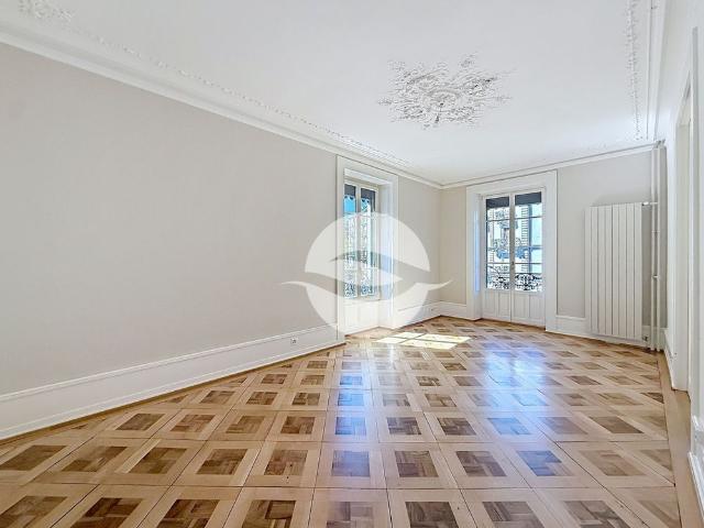 Beautiful 6 room apartment located in the city center, a rare find!
