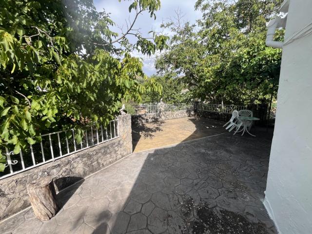 Beautiful country house with a big garden and patio in Fuente Grande