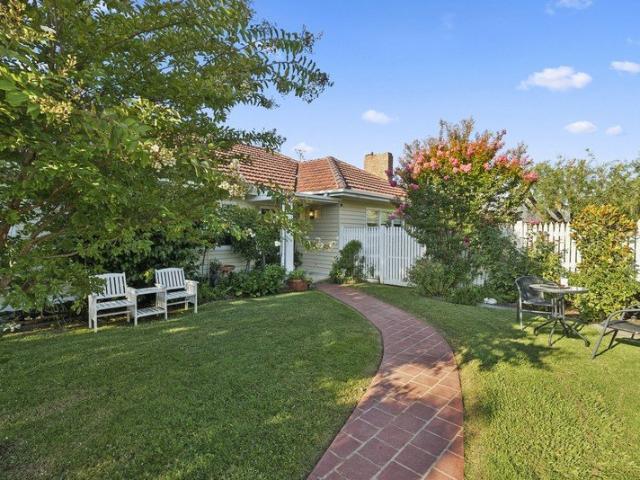 Beautiful country style home and garden in the heart of town!