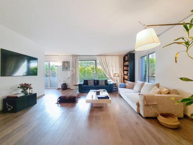 Beautiful contemporary furnished ground floor flat with terraces