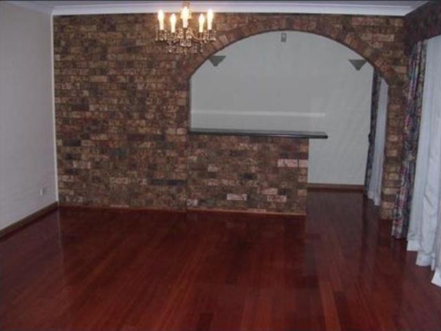 Beautiful Convenience 4 bed room house ! In the Heart of Castle Hill! Only 600 Meters to Showground Station!