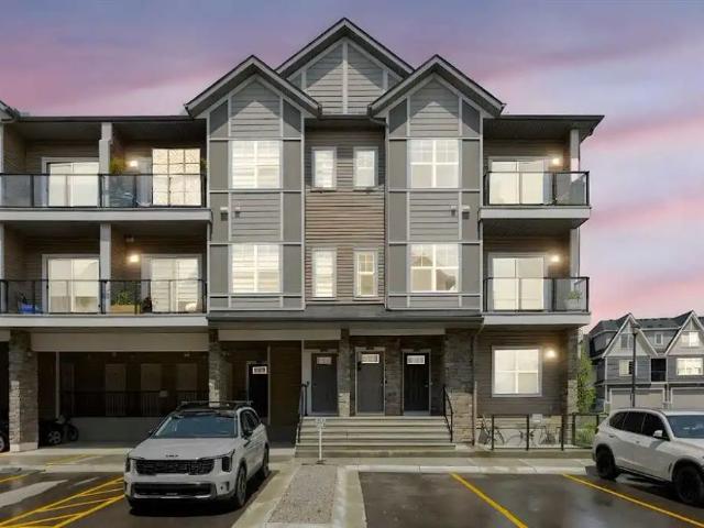 Beautiful Corner Townhome in Fireside, Cochrane — 2 Bedrooms Townhouse