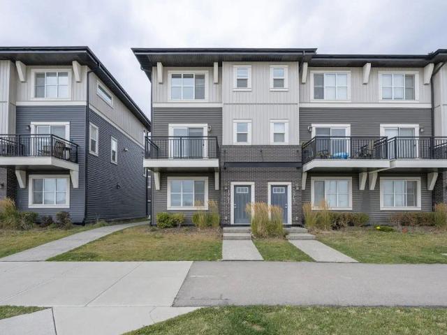 Beautiful Corner unit Townhome — 4 Bedrooms Townhouse