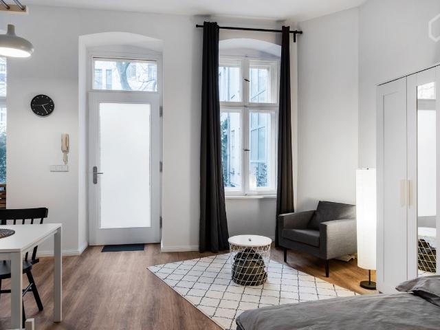 Beautiful, cosy studio in the middle of Neukölln, with terrace and garden access, Berlin Amsterdam Apartments for Rent