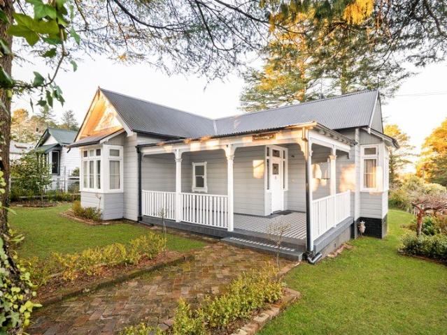 Beautiful Character Cottage in Blue Ribbon Location