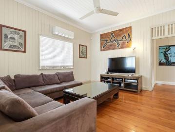 Beautiful Character Queenslander Family Home Fully Furnished!