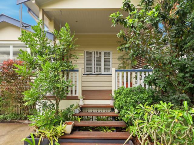 Beautiful Character Queenslander Family Home Fully Furnished!