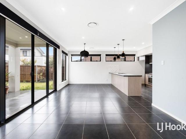 Beautiful and Spacious Family Home facing the park!