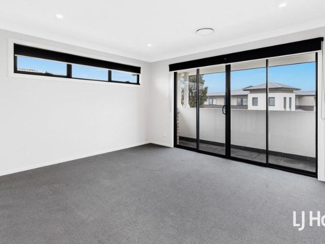 Beautiful and Spacious Family Home facing the park!
